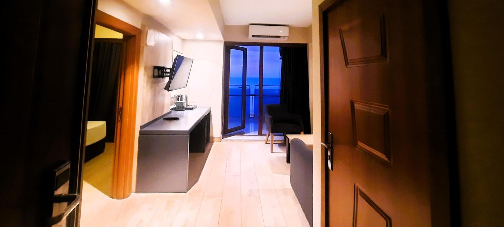 Ashtal Beach Hotel Батуми Экстерьер фото